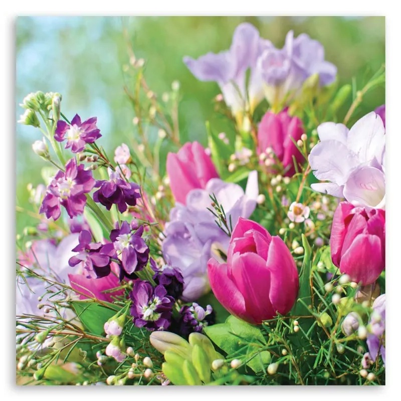 Bukiet z różowych tulipanów, fioletowych frezji i drobnych białych kwiatów na rozmytym, zielonym tle.