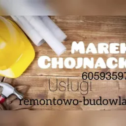 Żółty kask, zwinięte plany, rękawice robocze i młotek na drewnianym tle, z napisem 'Marek Chojnacki, 605935972, Usługi remontowo-budowlane'.