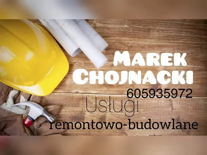 Żółty kask, zwinięte plany, rękawice robocze i młotek na drewnianym tle, z napisem 'Marek Chojnacki, 605935972, Usługi remontowo-budowlane'.