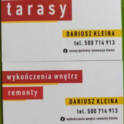 Dwie wizytówki firmy Dariusza Kleiny, jedna oferuje tarasy, parkiety i renowacje, druga remonty i wykończenia wnętrz, obie z numerem telefonu i adresem na Facebooku.