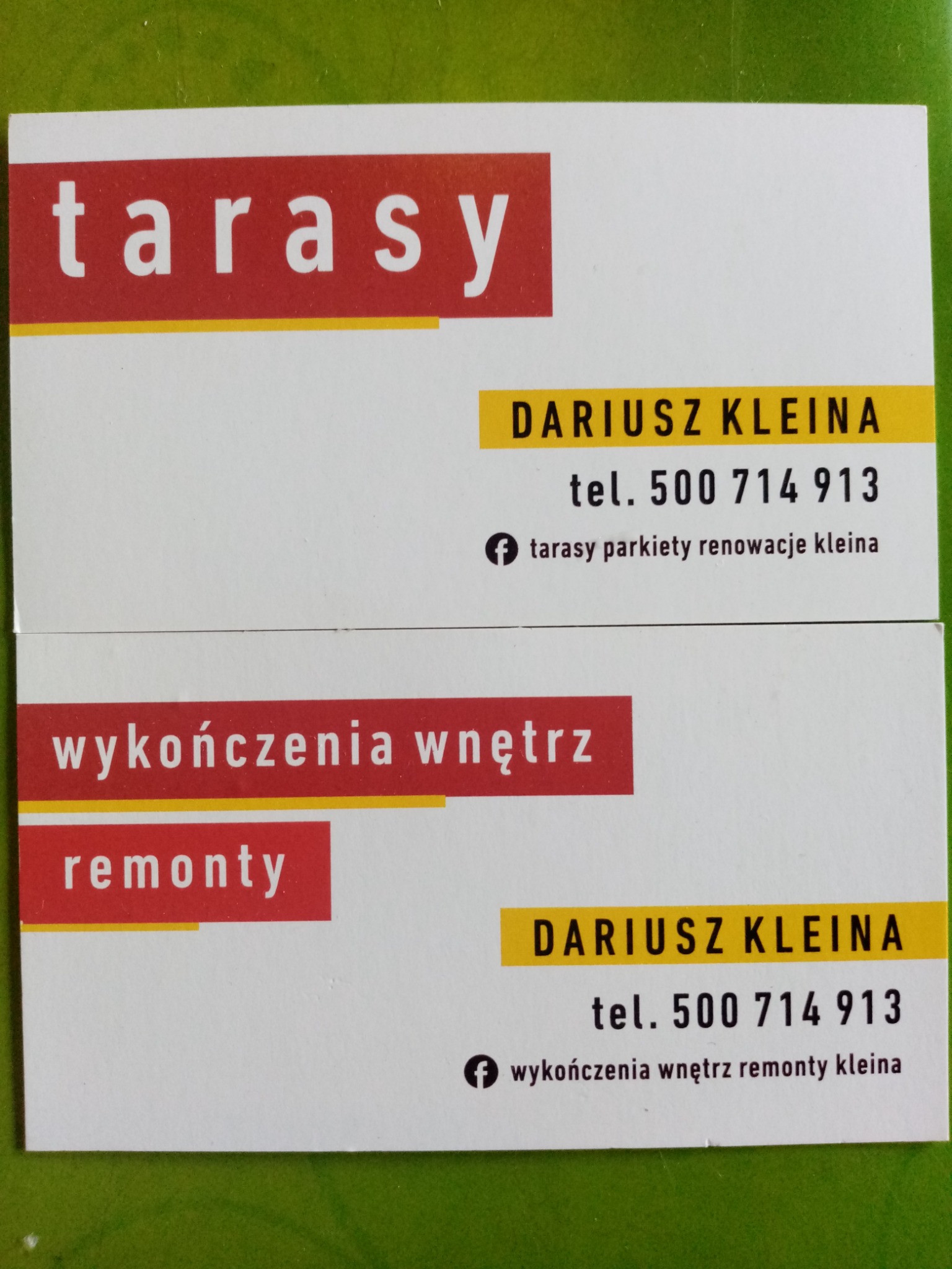 Dwie wizytówki firmy Dariusza Kleiny, jedna oferuje tarasy, parkiety i renowacje, druga remonty i wykończenia wnętrz, obie z numerem telefonu i adresem na Facebooku.