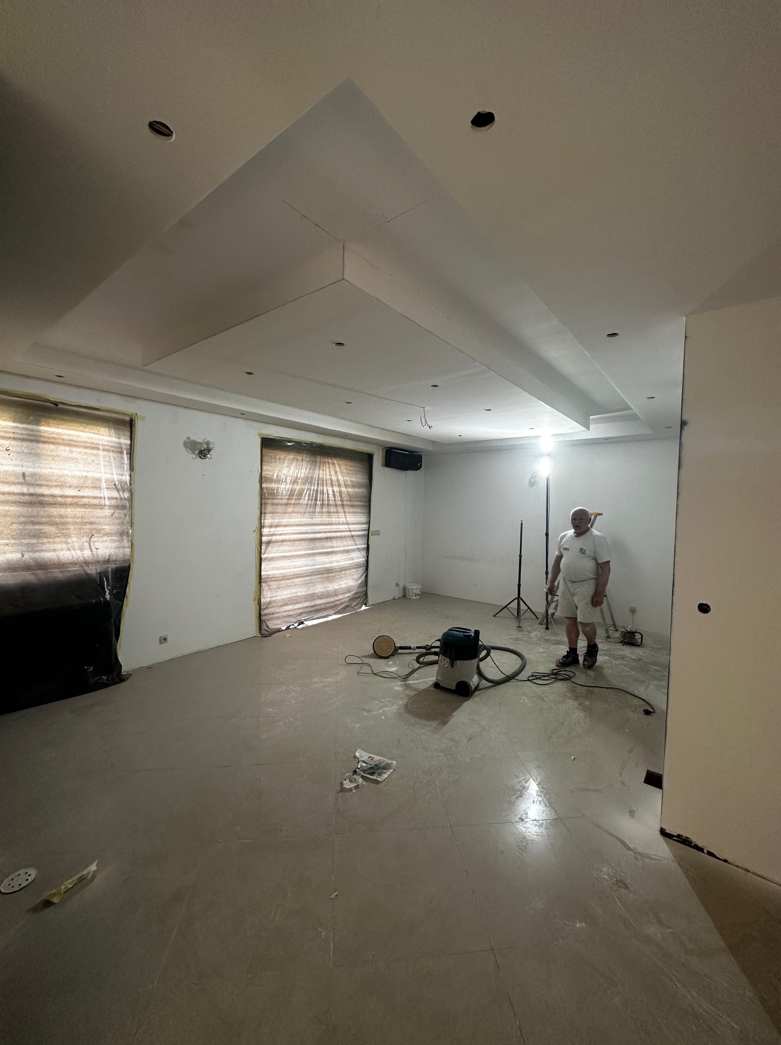 Początek prac związanych z kładzeniem podlogi