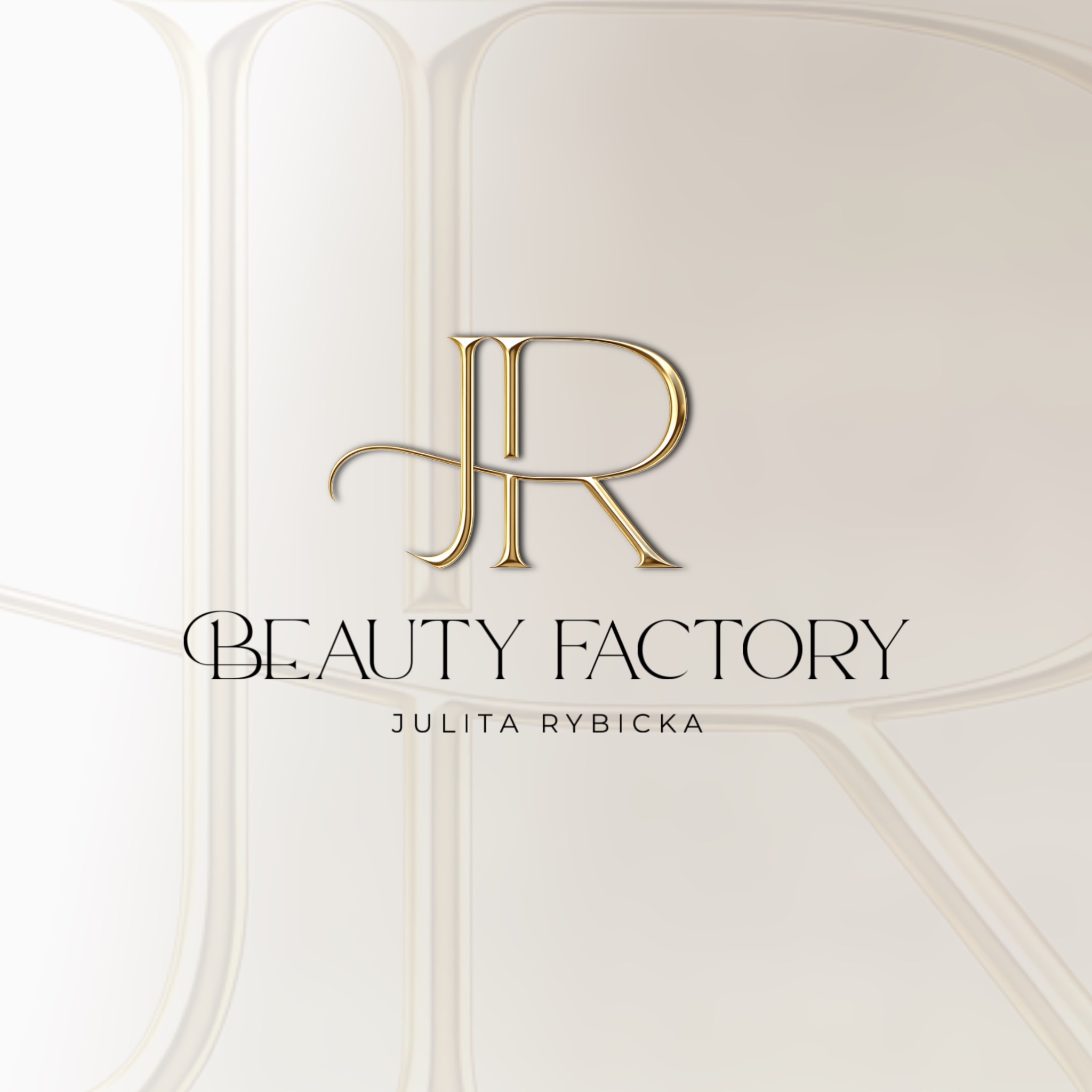 Eleganckie logo 'Beauty Factory Julita Rybicka' w odcieniach złota i beżu. Minimalistyczny design z inicjałami JR i subtelnym tłem.