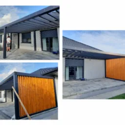 Montaż nowoczesnej pergoli z drewnianą ścianą osłonową i grafitową konstrukcją, widoczna drabina i pracownik w trakcie instalacji.