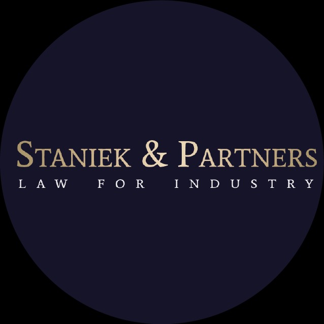 Logo firmy Staniek & Partners, napis LAW FOR INDUSTRY poniżej, na granatowym tle w okręgu.