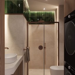Moodie.studio - Nowoczesna łazienka z kabiną prysznicową w odcieniach beżu i zieleni, z elementami armatury w kolorze miedzi i pralko-suszarką w zabudowie. Minimalistyczny design.