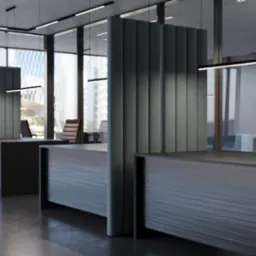 Nowoczesne biuro z szarymi biurkami oddzielonymi panelami akustycznymi, minimalistyczne oświetlenie liniowe, krzesła z brązowymi oparciami, widok na miasto przez duże okna.