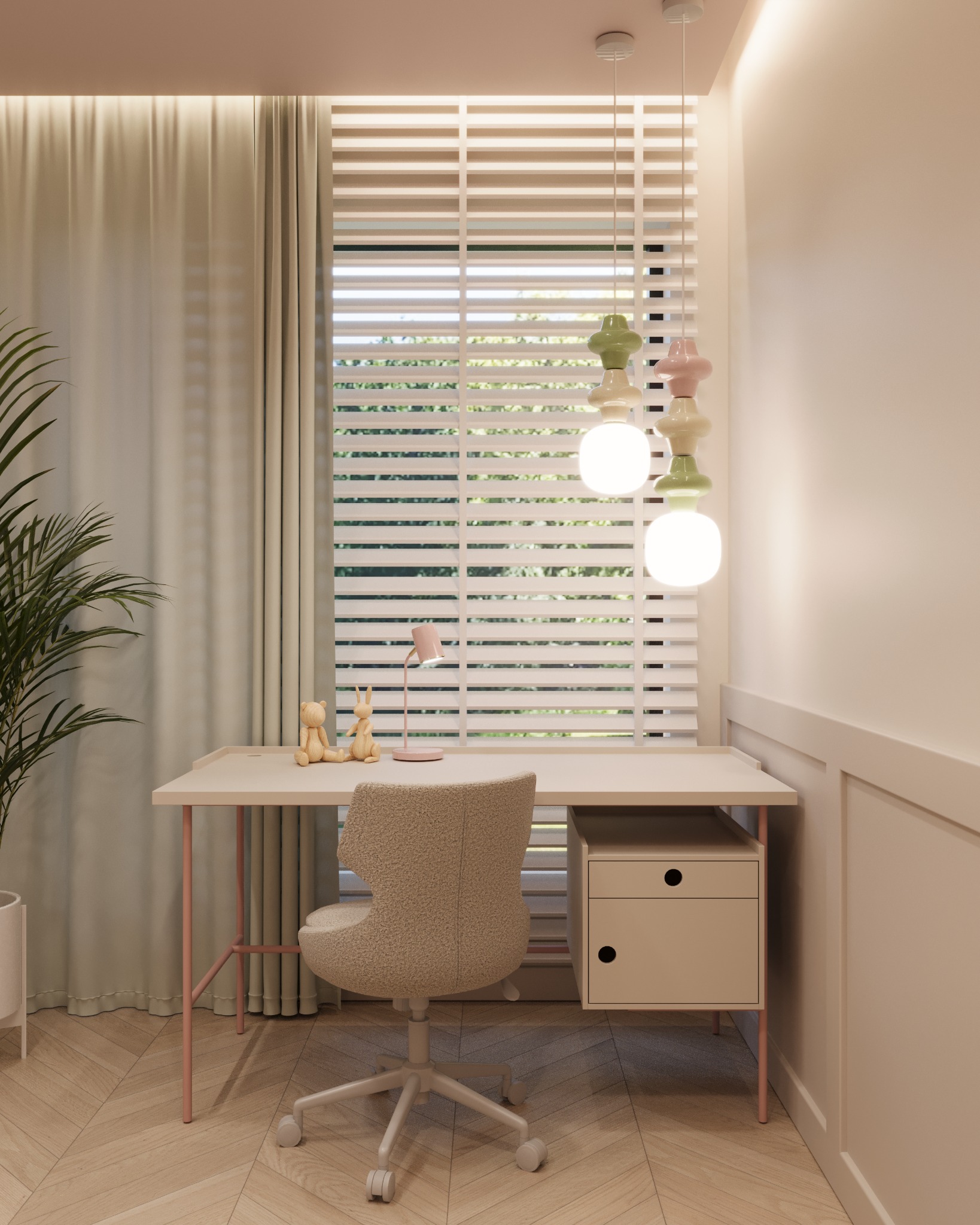 Pokój dziecięcy w pastelowych barwach: biurko z lampką i krzesłem na tle okna z żaluzjami. Wisząca lampa z kolorowymi elementami. Na biurku drewniane figurki.