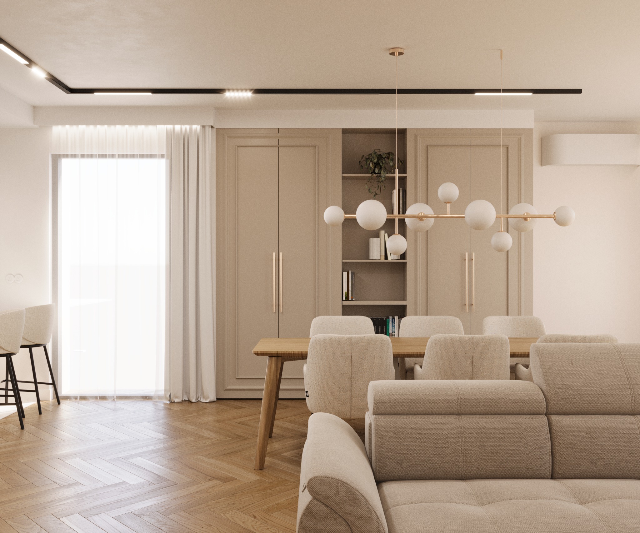 Jasne wnętrze: sofa, drewniany stół z krzesłami i dekoracyjna lampa wisząca. Na podłodze parkiet w jodełkę, w tle zabudowa meblowa z półkami i rośliną.