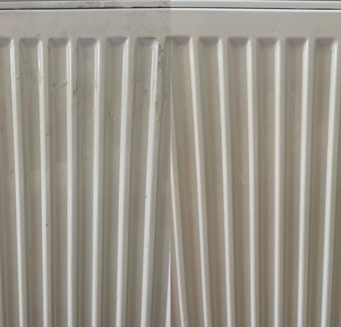 Częściowo wyczyszczony, biały, żebrowany grzejnik: lewa strona z widocznymi śladami zabrudzeń i resztek po remoncie, prawa strona czysta, ukazująca efekt sprzątania.