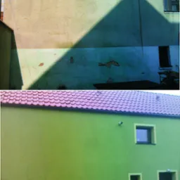 Dom przed i po: górna część elewacji w odcieniach beżu z widocznymi uszkodzeniami, dolna część po remoncie, pomalowana na zielono, z nowymi oknami i drzwiami.