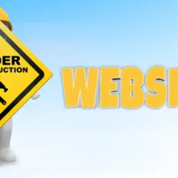 Kreskówkowa postać w kasku budowlanym trzyma żółty znak ostrzegawczy z napisem 'UNDER CONSTRUCTION' i ikoną młotka i klucza francuskiego, obok napis 'WEBSITE' na jasnoniebieskim tle.