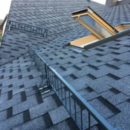 Dach pokryty gontem bitumicznym i wstawione okno firmy Fakro.