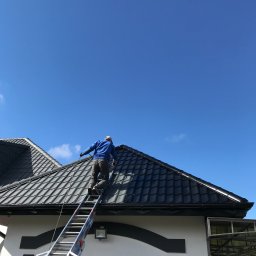 Malowanie dachu agregatem hydrodynamicznym. 