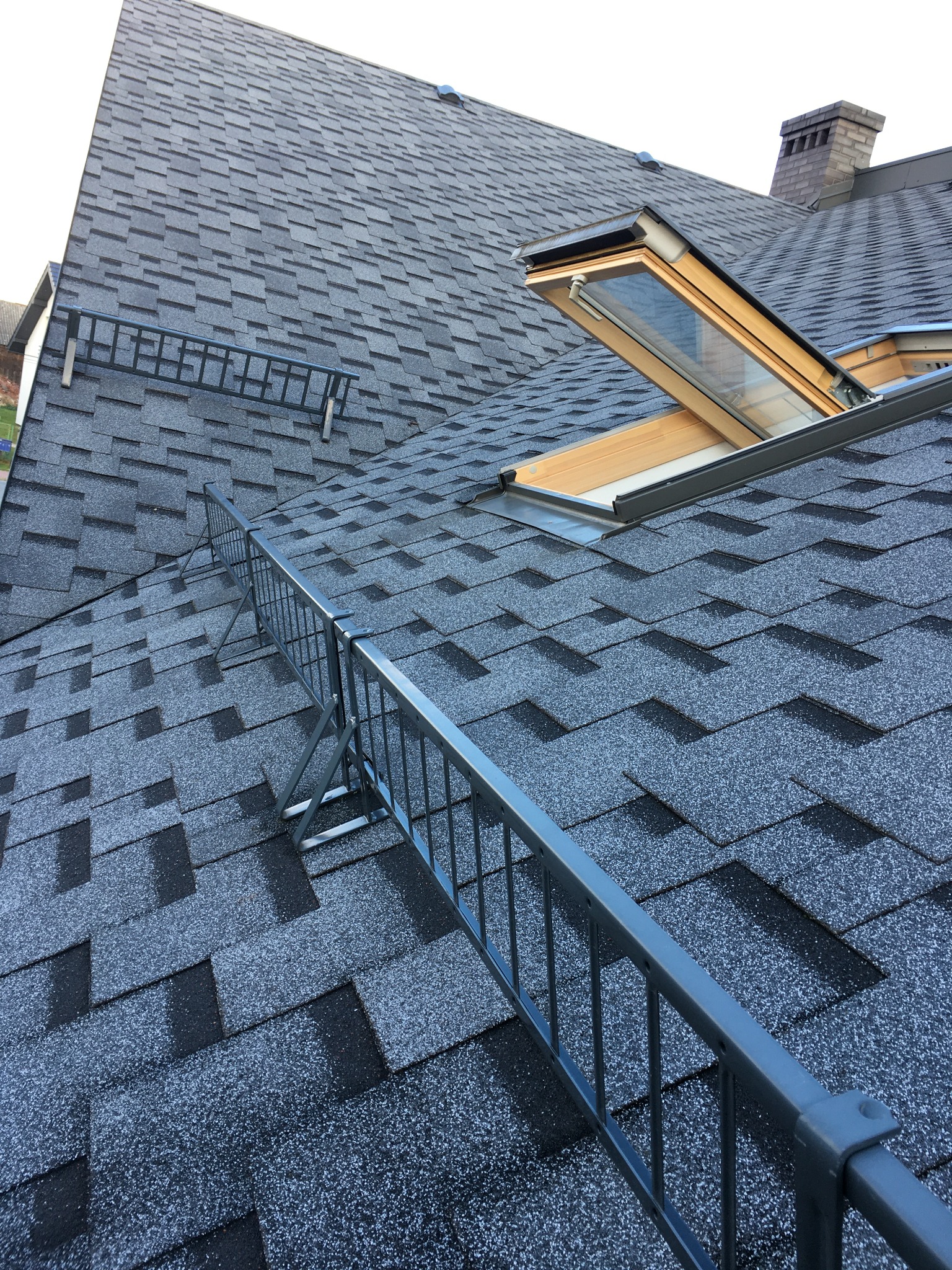 Dach pokryty gontem bitumicznym i wstawione okno firmy Fakro.