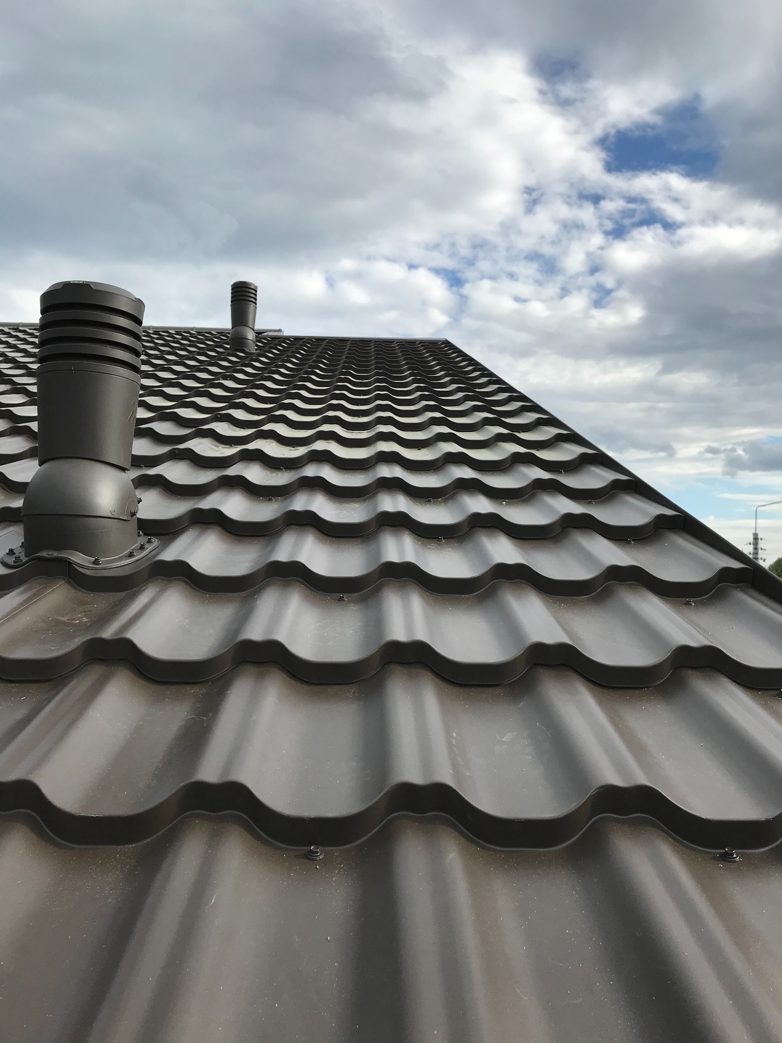 Blachodachówka Ruukki Finnera kolor brąz ciemny.