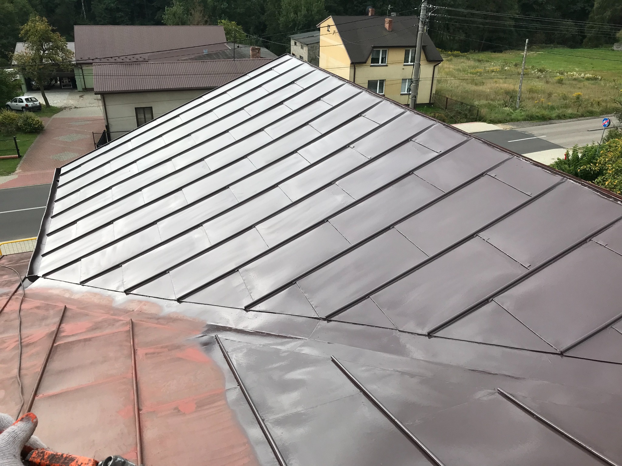 W trakcie malowania blachy. Kolor 8019-ciemny brąz