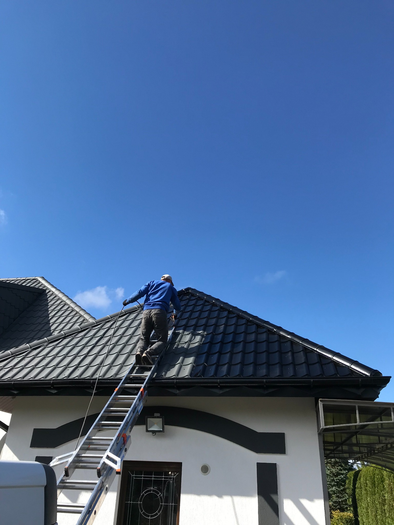 Malowanie dachu agregatem hydrodynamicznym.