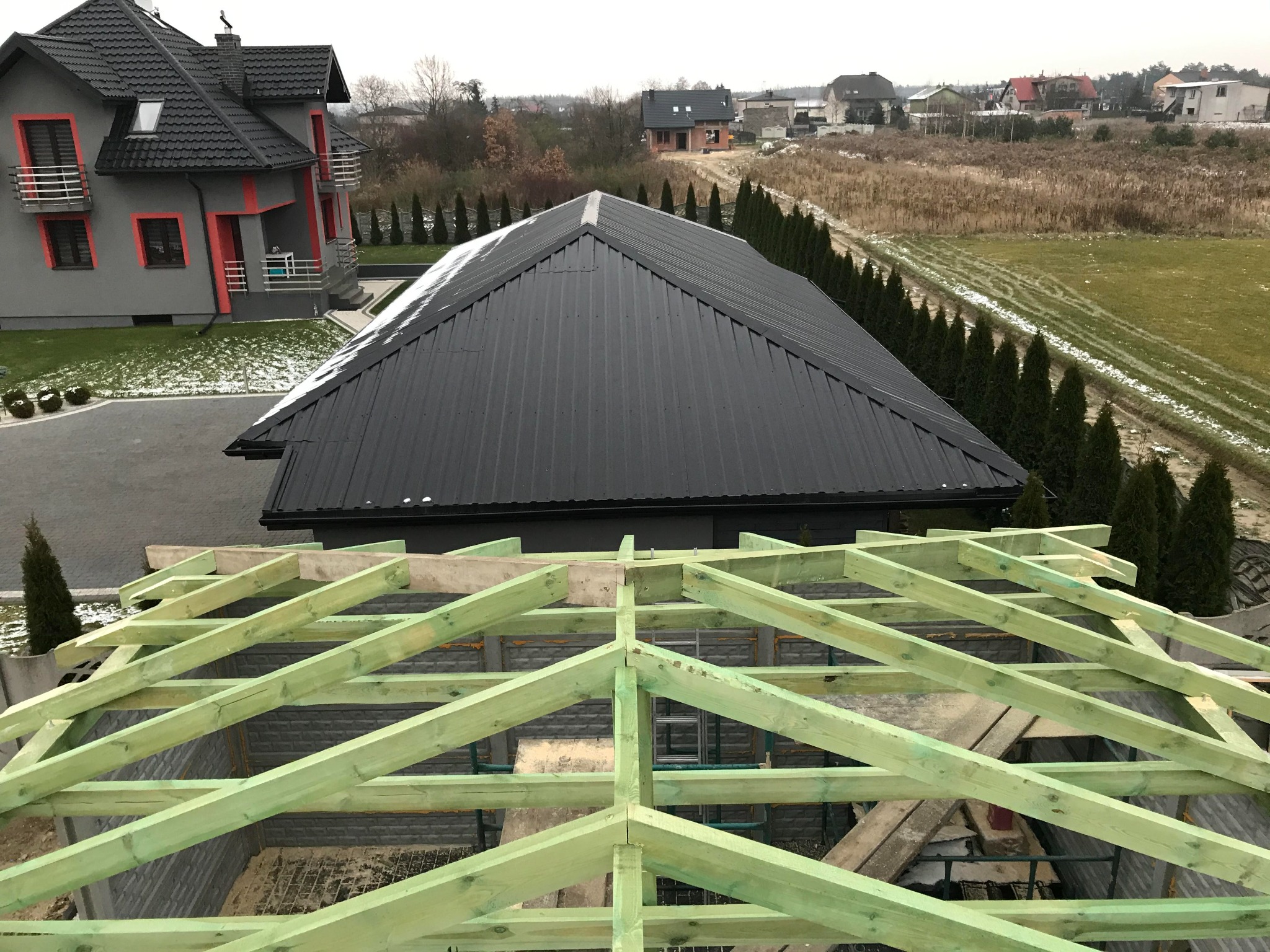 Wykonanie więźby dachowej - dach 4 spadowy. Wszystkie elementy wycinane na warsztacie.