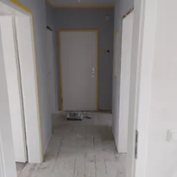 Montaż drzwi oraz malowanie.