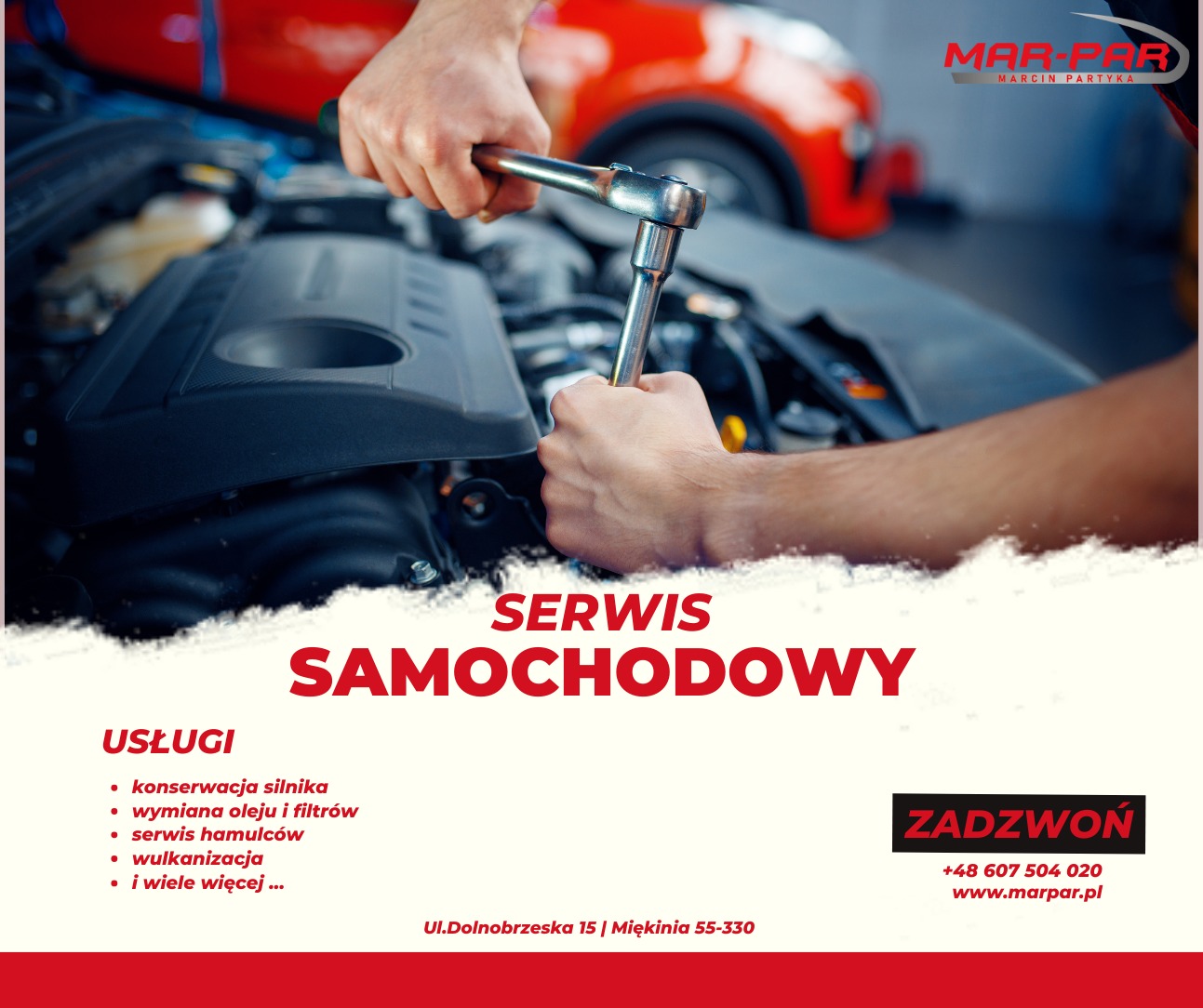 Mechanik dokręca śrubę w silniku samochodowym za pomocą klucza nasadowego, w tle widoczny czerwony samochód i logo serwisu MAR-PAR