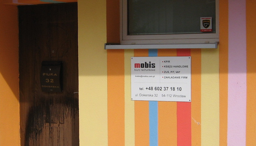 Biuro od strony pawilonu Stokrotka