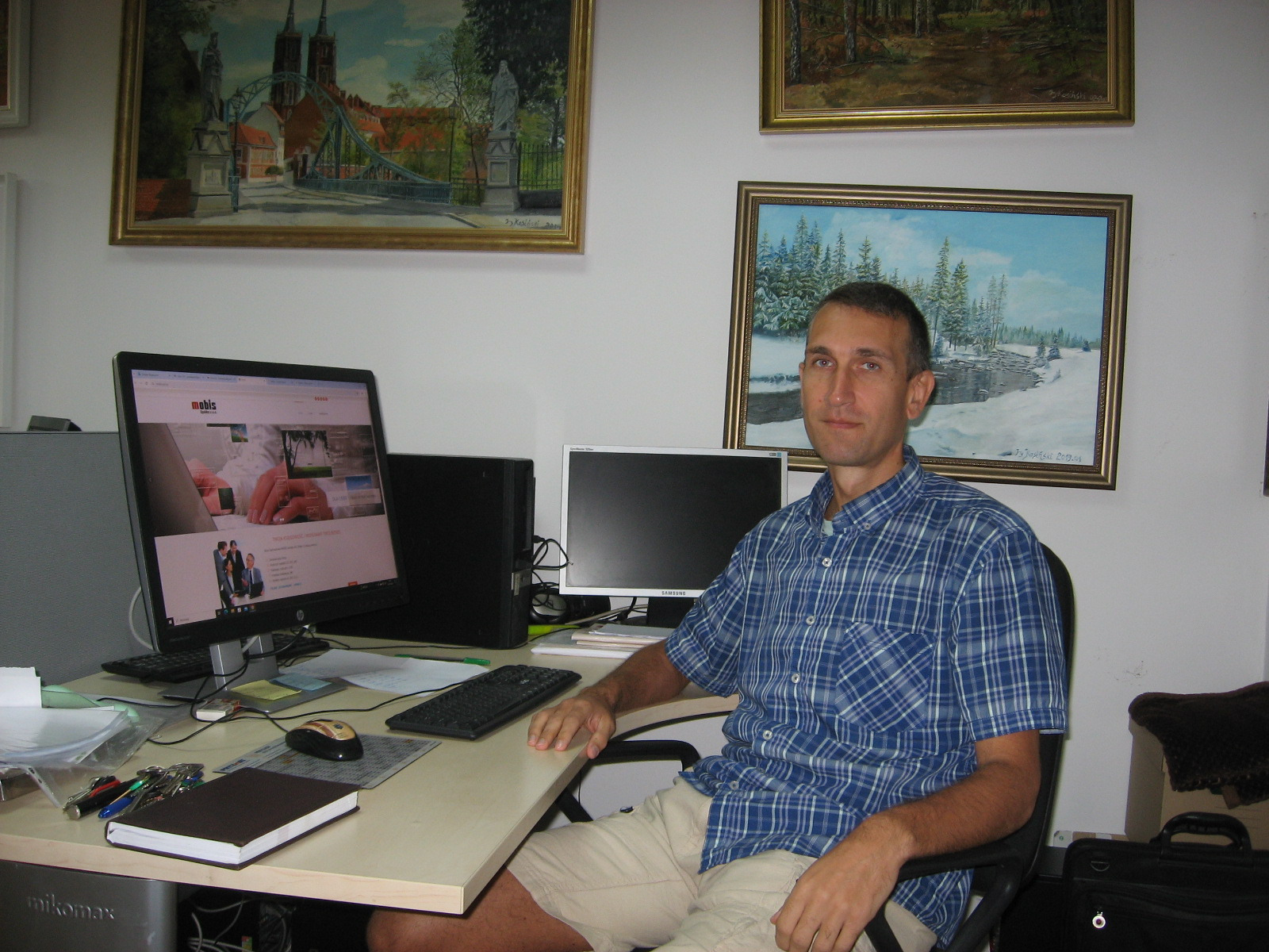 Aleksey podczas pracy w biurze