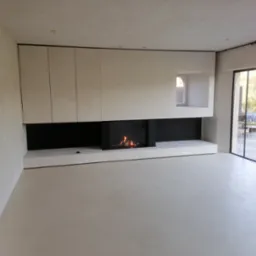 Minimalistyczny salon z gładkimi, jasnymi ścianami i podłogą, wbudowanym kominkiem z czarną obudową oraz oknem o zaokrąglonym kształcie w ścianie. Duże przesuwne okno z czarnymi ramami wychodzi...