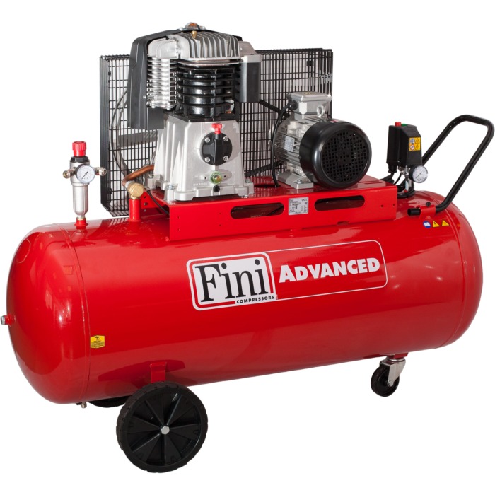 Czerwona, olejowa sprężarka tłokowa FINI Advanced z napędem pasowym, dwustopniowa, na kółkach, z manometrem i filtrem powietrza, widoczna na białym tle.