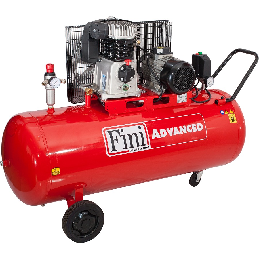 Czerwony, olejowy kompresor tłokowy FINI Advanced z napędem pasowym, widoczny manometr i silnik elektryczny, na kółkach z uchwytem transportowym.