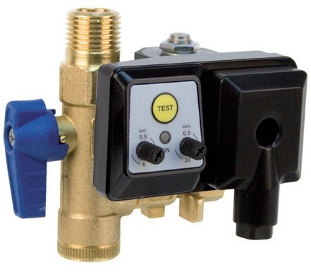 Spust kondensatu AIRPOL z zaworem kulowym i elektronicznym sterowaniem czasowym, widok z przodu na białym tle.