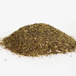 Kopuła ciemnego, drobnego granulatu z widocznymi jasnymi, podłużnymi elementami na białym tle.