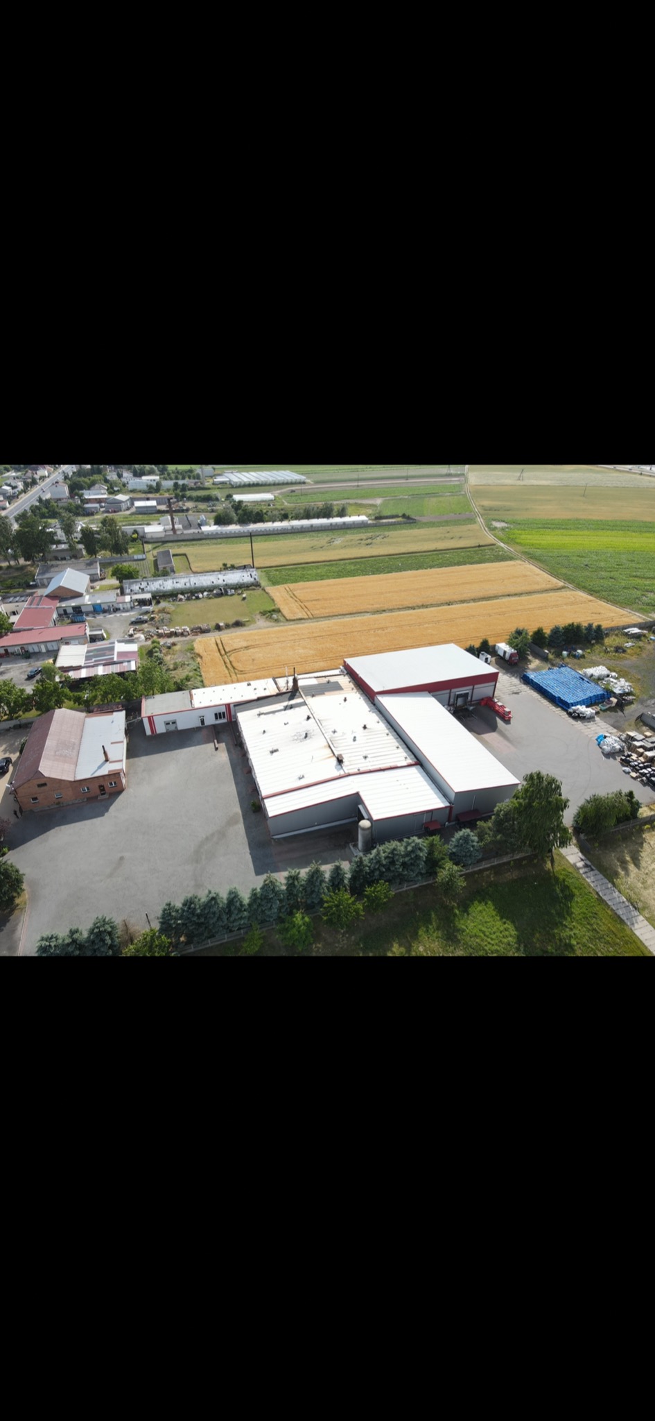 Ponad 2500m2 hal produkcyjnych,magazynowych, chłodniczych oraz mroźni po to aby być w stanie zrealizować każde zadanie.