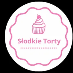 R&oacute;żowa okrągła naklejka z falistym obramowaniem, przedstawiająca rysunek babeczki z wisienką i napisem 'Słodkie Torty' na białym tle.