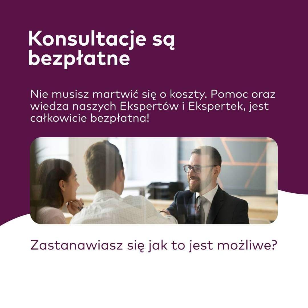 Grafika reklamowa z hasłem 'Konsultacje są bezpłatne', przedstawiająca uśmiechniętego doradcę w garniturze rozmawiającego z dwoma osobami.