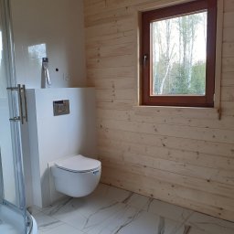 łazienka w domu drewnianym