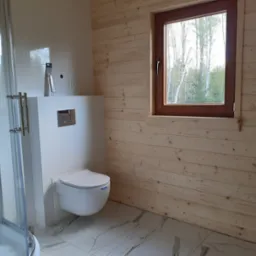 łazienka w domu drewnianym