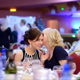 Weselna zabawa Justyny i Michała była pełna radości, śmiechu i tańca do białego rana. Uwielbiamy uchwycać takie momenty pełne energii i miłości! 🎉❤️