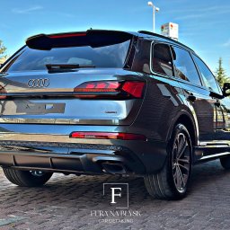 Fura na błysk - Folie PPF & Detailing Łódź - Błyszczący, czarny SUV Audi Q7 po detailingu, widok z tyłu, z logo firmy 'Fura na Błysk' w rogu. Widoczne detale: felgi, światła, dyfuzor.