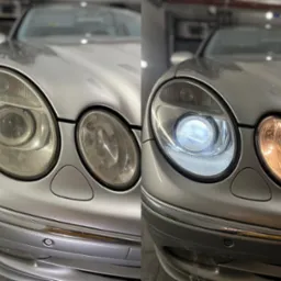 Reflektor samochodowy przed i po renowacji, widoczna różnica w przejrzystości i jasności światła na srebrnym samochodzie.