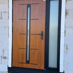 Vekline Agnieszka Markowska - Drzwi Stalowe ERKADO Thermo Hot 88 z doświetleniem bocznym z szybą piaskowaną.