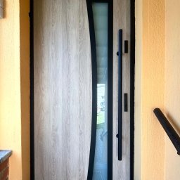 Vekline Agnieszka Markowska - Montaż drzwi zewnętrznych Erkado Thermo Hot 88 w kolorze Dąb surowy z przeszkleniem mlecznym.