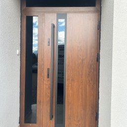 Vekline Agnieszka Markowska - Zamontowane drzwi wejściowe Erkado Thermo Hot 88 orzech z doświetleniem bocznym i górnym. Grafitowe szyby, elektrozaczep, samozamykacz ukryty.