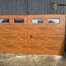 Montaż bramy dwuskrzydłowej w kolorze złoty dąb.