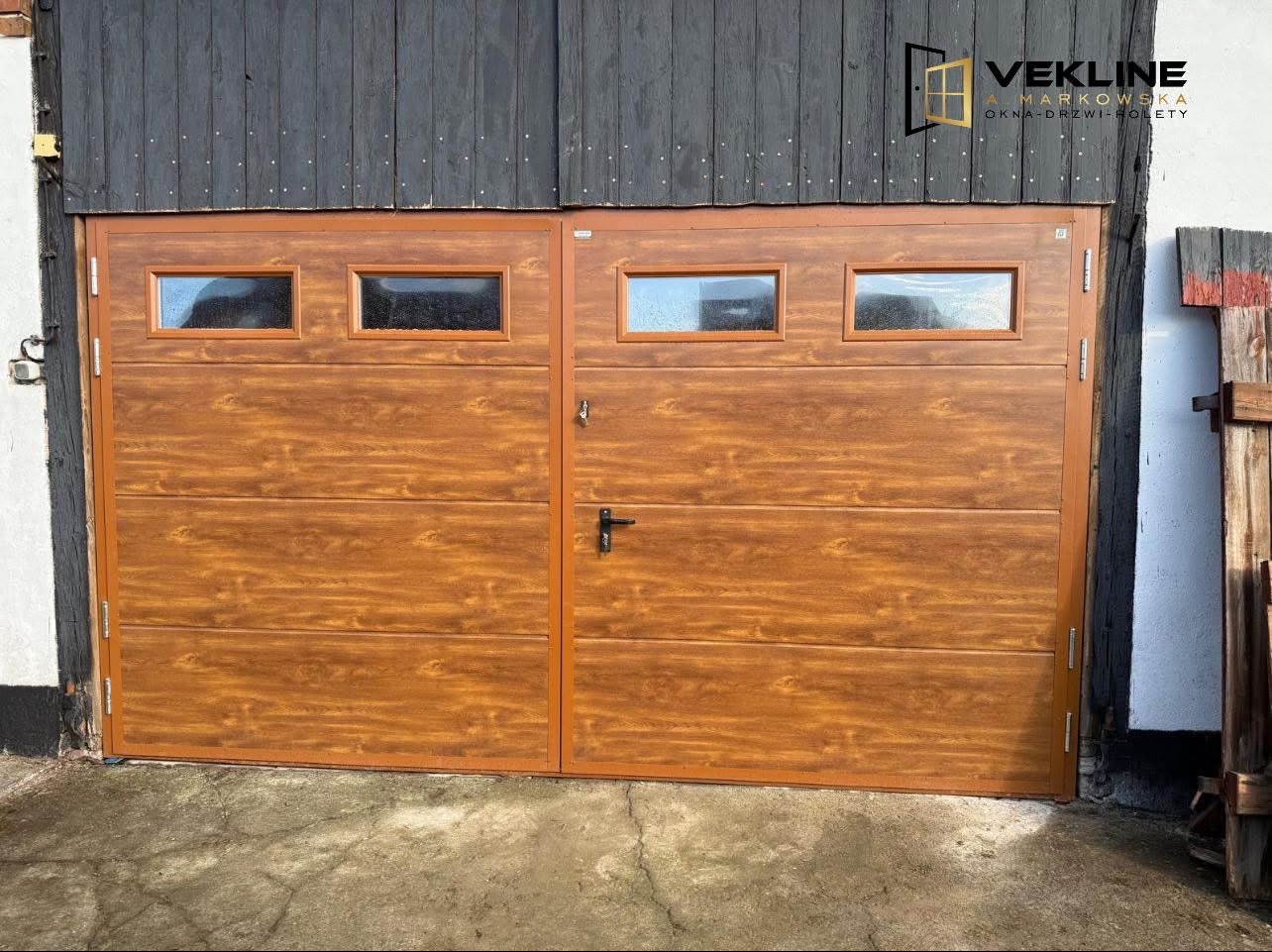 Montaż bramy dwuskrzydłowej w kolorze złoty dąb.