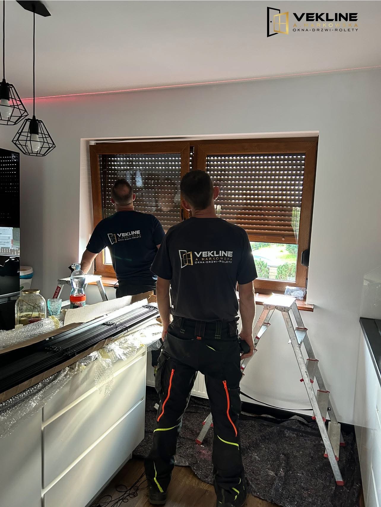 Montaż żaluzji wewnętrznej drewnianej w kolorze czarnym.