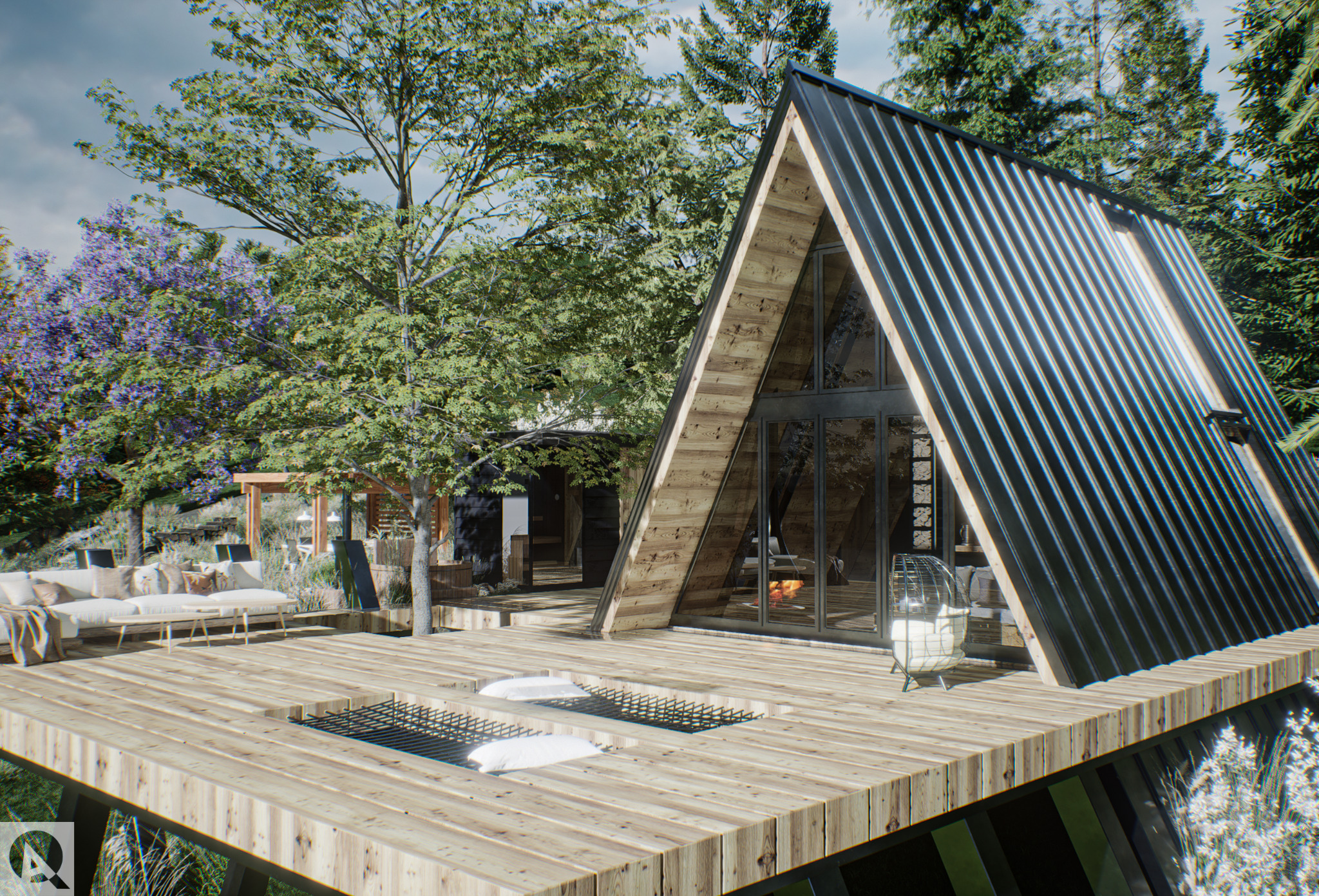 Nowoczesny dom w kształcie litery A z czarnym dachem z blachy falistej i drewnianą elewacją, otoczony zielenią, z tarasem z desek i meblami ogrodowymi, widok na palenisko wewnątrz przez szklane drzwi.