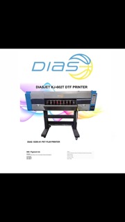 Profesjonalna drukarka DTF Diasjet KJ-402T z ośmioma pojemnikami na tusz, stojąca na czarnym metalowym stojaku na tle białej ściany z subtelnym, kolorowym gradientem i logo firmy Dias.