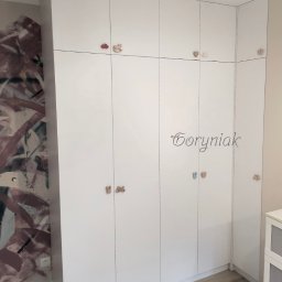 szafa uchylna narożna w młodziezowym pokoju