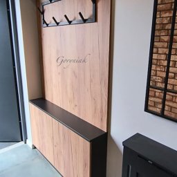 garderobianka w wiatrołapie przedpokoju